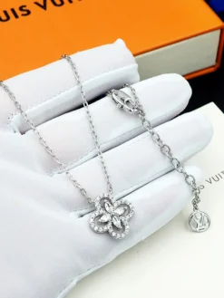 Alternative view of LV Necklaces D520260228000549