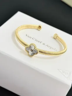 Alternative view of VCA Bracelets A1520260401066669