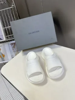 BALENCIAGA Sandals & Slides EU35-44 B20202605033129109