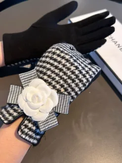 CHANEL Gloves G520260503392359