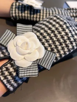 Alternative view of CHANEL Gloves G520260503392359