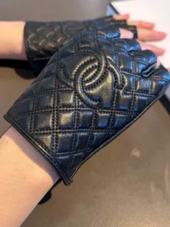 Alternative view of CHANEL Gloves I520260503391759