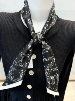 Alternative view of CHANEL Scarves E020260504829549