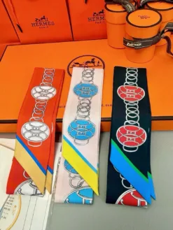 Alternative view of HERMES Scarves D520260504619549