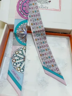 Alternative view of HERMES Scarves D520260504702049