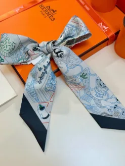 Alternative view of HERMES Scarves D520260504728049