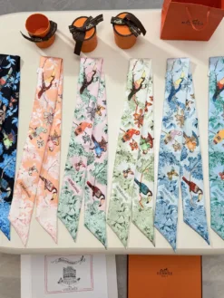 Alternative view of HERMES Scarves E020260504531049