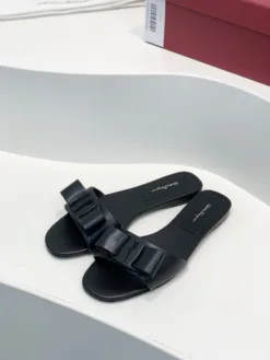 LV Sandals & Slides EU35-38 B70202605030139119