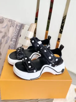 LV Sandals & Slides EU35-39 C20202605030649139