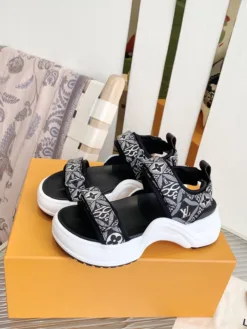 LV Sandals & Slides EU35-39 C20202605030653139