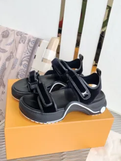 LV Sandals & Slides EU35-39 C20202605030656139