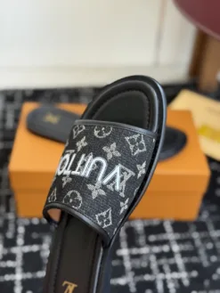 Alternative view of LV Sandals & Slides EU39-46 B15202605030967109