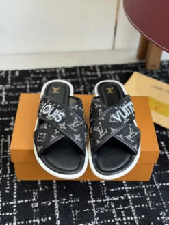 LV Sandals & Slides EU39-46 B15202605030970109