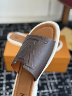 Alternative view of LV Sandals & Slides EU39-46 B15202605030995109