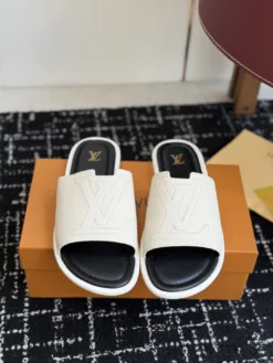 LV Sandals & Slides EU39-46 B15202605030996109
