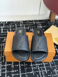 LV Sandals & Slides EU39-46 B15202605030997109