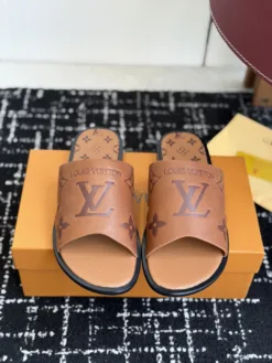 LV Sandals & Slides EU39-46 B15202605030999109