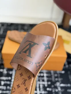 Alternative view of LV Sandals & Slides EU39-46 B15202605031000109
