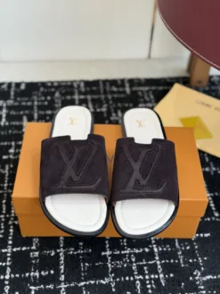 LV Sandals & Slides EU39-46 B15202605031003109