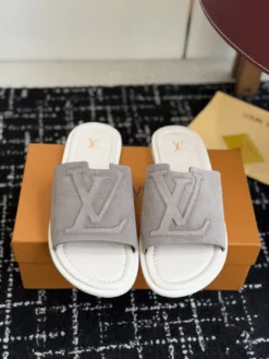 LV Sandals & Slides EU39-46 B15202605031004109