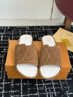 LV Sandals & Slides EU39-46 B15202605031005109