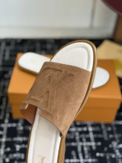 Alternative view of LV Sandals & Slides EU39-46 B15202605031005109