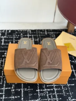 LV Sandals & Slides EU39-46 B15202605031007109