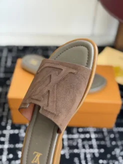 Alternative view of LV Sandals & Slides EU39-46 B15202605031007109