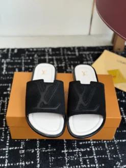 LV Sandals & Slides EU39-46 B15202605031008109