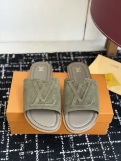 LV Sandals & Slides EU39-46 B15202605031009109