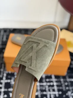 Alternative view of LV Sandals & Slides EU39-46 B15202605031009109