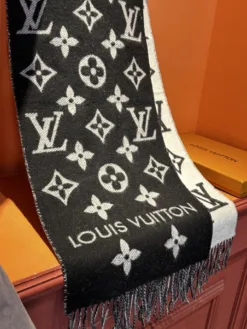 Alternative view of LV Scarves A0020260504190359