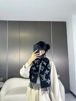 Alternative view of LV Scarves A0520260504507469