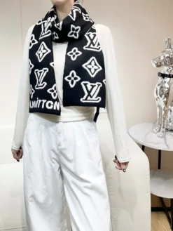 Alternative view of LV Scarves A3020260504933869