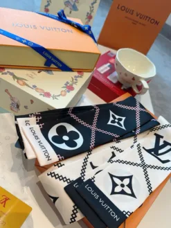 Alternative view of LV Scarves E020260504531449