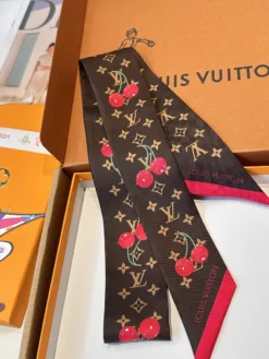 Alternative view of LV Scarves E020260504975449