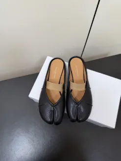 MM6 Sandals & Slides EU35-42 C00202605031159129