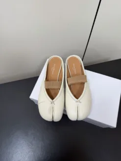 MM6 Sandals & Slides EU35-42 C00202605031160129
