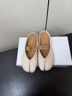 MM6 Sandals & Slides EU35-42 C00202605031161129
