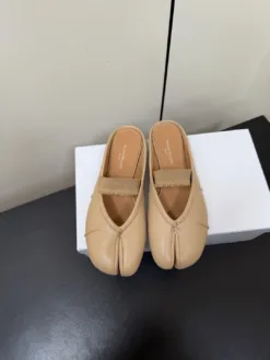 MM6 Sandals & Slides EU35-42 C00202605031162129