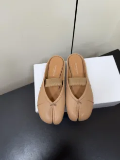 MM6 Sandals & Slides EU35-42 C00202605031163129