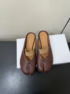 MM6 Sandals & Slides EU35-42 C00202605031164129