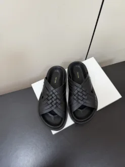 THE ROW Sandals & Slides EU35-40 B70202605031249119