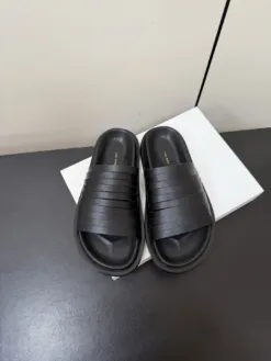 THE ROW Sandals & Slides EU35-40 B70202605031251119