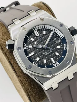Alternative view of AUDEMARS PIGUET Royal Oak Offshore Automatic 15720 (Black Dial) 42mm ZF B650202606040191819