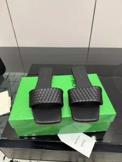BOTTEGA VENETA Slides & Slippers Leather (Black) EU35-39 B50202606030134119
