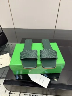 BOTTEGA VENETA Slides & Slippers Leather (Dark Green) EU35-39 B50202606030137119