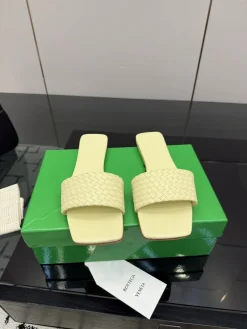 BOTTEGA VENETA Slides & Slippers Leather (Light Yellow) EU35-39 B50202606030138119