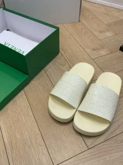 BOTTEGA VENETA Slides & Slippers Rubber (Cream) EU39-46 A4020260603014989