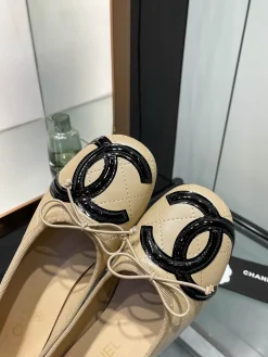 Alternative view of CHANEL Flats & Loafers Leather (Beige-Black) EU35-40 B40202606033164109